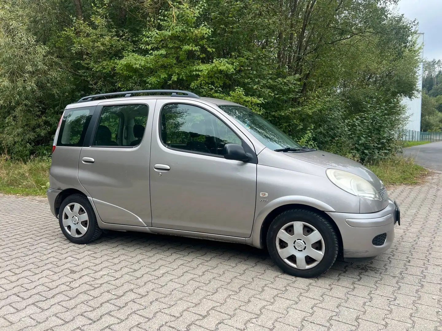 Toyota Yaris Verso 1.5i, benzin med manuel gearkasse, foto 1